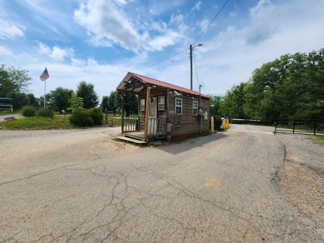 2132 Hidden Valley Dr, Nunnelly, TN 37137