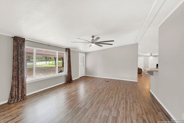 1019 Eagle Creek Dr, Floresville, TX 78114