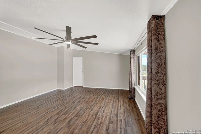 1019 Eagle Creek Dr, Floresville, TX 78114