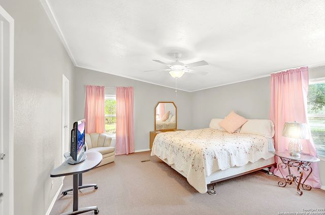 1019 Eagle Creek Dr, Floresville, TX 78114