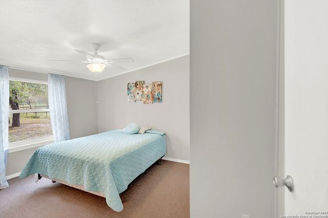 1019 Eagle Creek Dr, Floresville, TX 78114