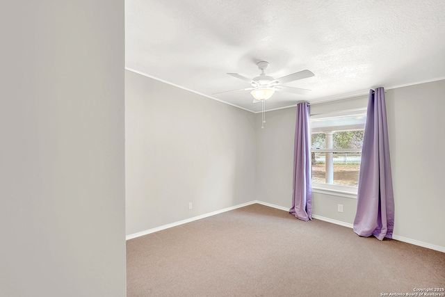 1019 Eagle Creek Dr, Floresville, TX 78114