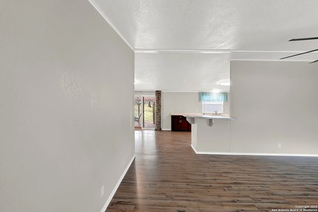 1019 Eagle Creek Dr, Floresville, TX 78114
