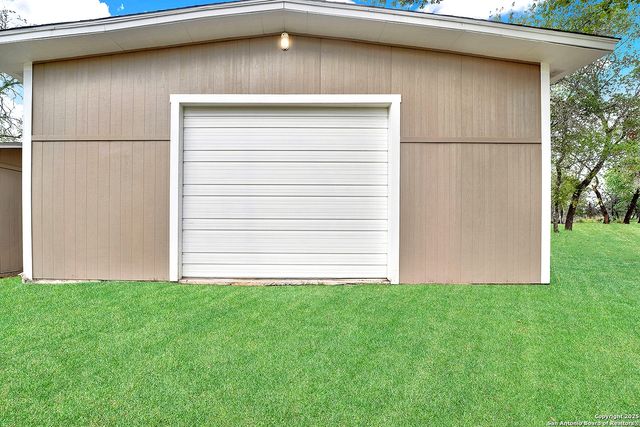 1019 Eagle Creek Dr, Floresville, TX 78114