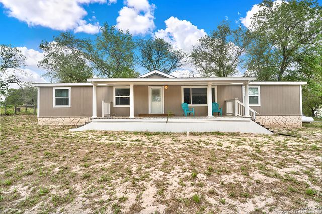 1019 Eagle Creek Dr, Floresville, TX 78114