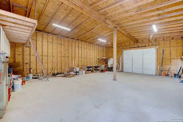 1019 Eagle Creek Dr, Floresville, TX 78114