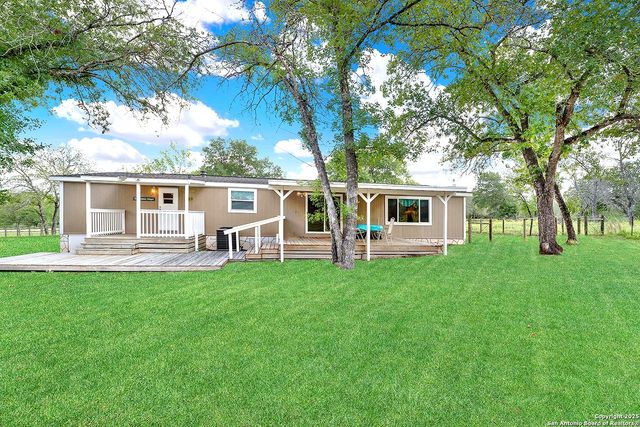 1019 Eagle Creek Dr, Floresville, TX 78114