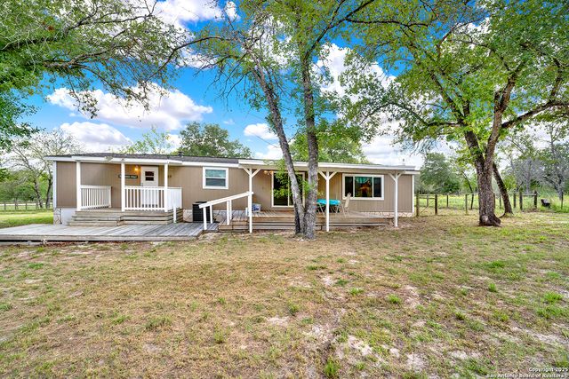1019 Eagle Creek Dr, Floresville, TX 78114