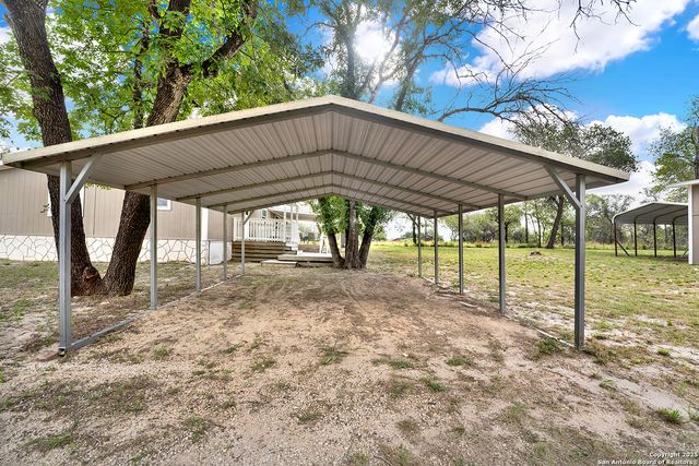 1019 Eagle Creek Dr, Floresville, TX 78114
