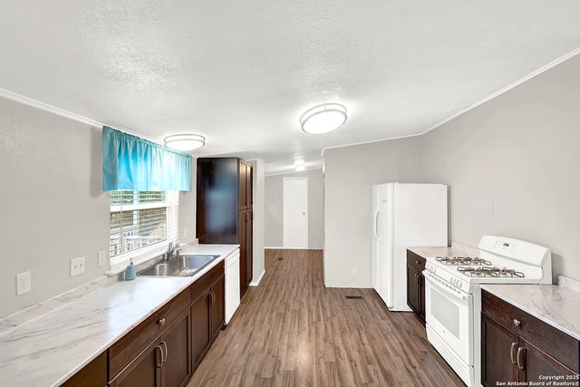 1019 Eagle Creek Dr, Floresville, TX 78114