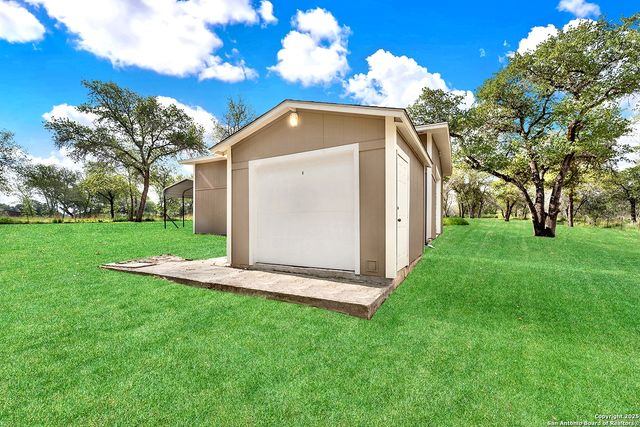 1019 Eagle Creek Dr, Floresville, TX 78114