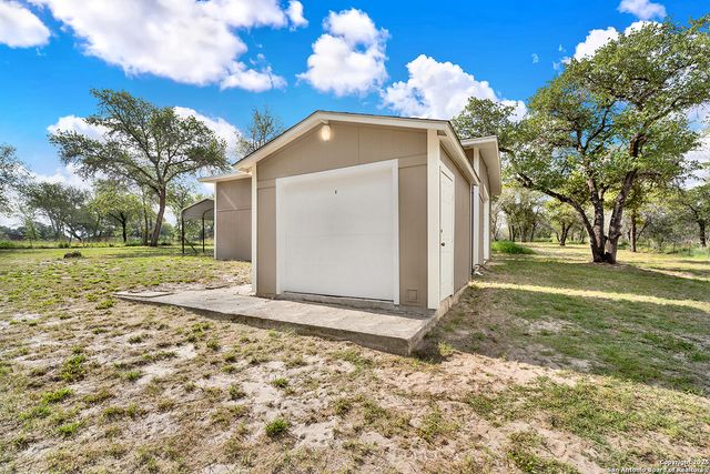 1019 Eagle Creek Dr, Floresville, TX 78114