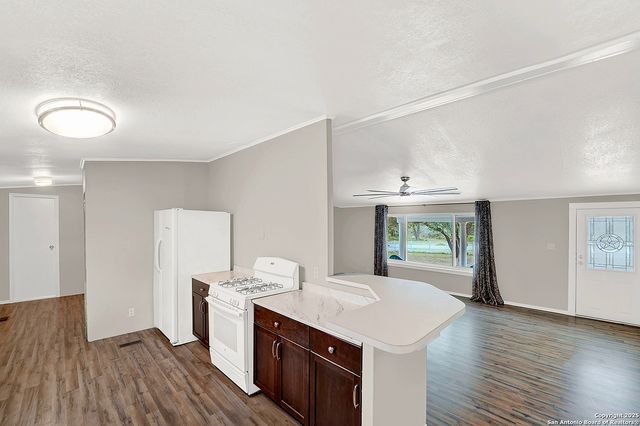 1019 Eagle Creek Dr, Floresville, TX 78114
