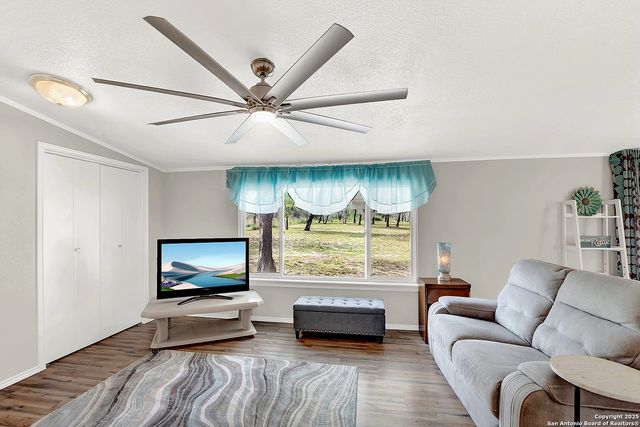 1019 Eagle Creek Dr, Floresville, TX 78114