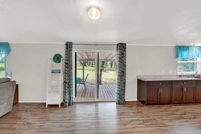 1019 Eagle Creek Dr, Floresville, TX 78114