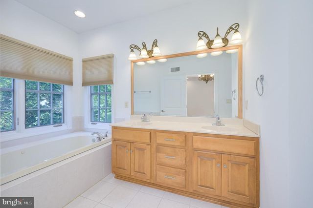 13025 HAWKINS CIR, Hagerstown, MD 21742