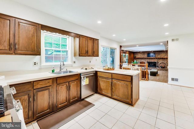 6820 COLBURN DR, Annandale, VA 22003