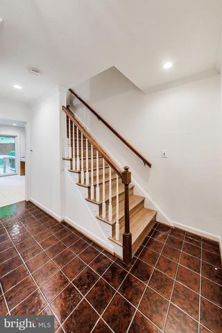 6820 COLBURN DR, Annandale, VA 22003