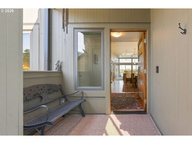 6118 S RIVERPOINT Ln, Portland, OR 97239