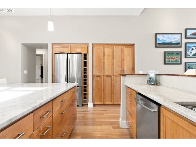 6118 S RIVERPOINT Ln, Portland, OR 97239