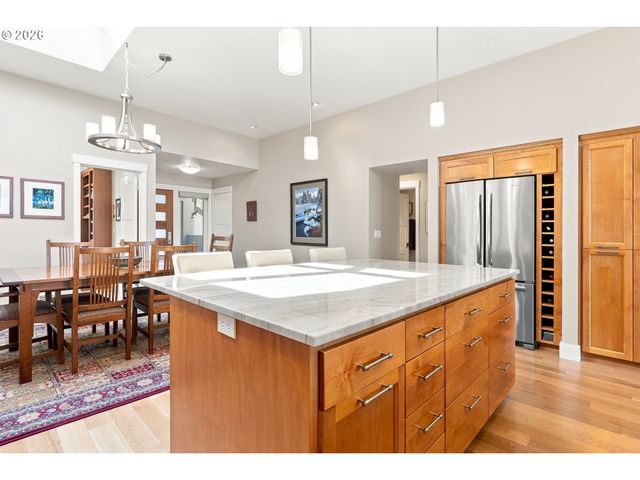 6118 S RIVERPOINT Ln, Portland, OR 97239