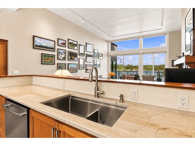6118 S RIVERPOINT Ln, Portland, OR 97239