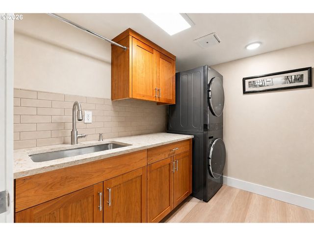 6118 S RIVERPOINT Ln, Portland, OR 97239