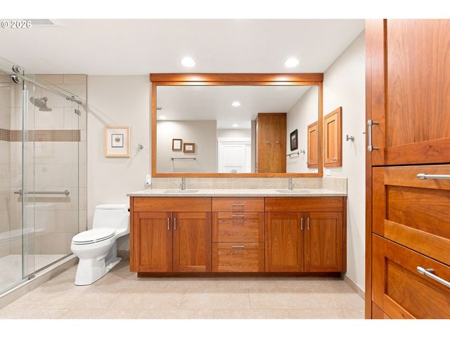 6118 S RIVERPOINT Ln, Portland, OR 97239