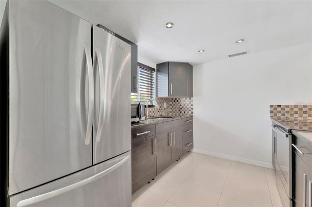 592 100TH AVENUE N 201, St Petersburg, FL 33702