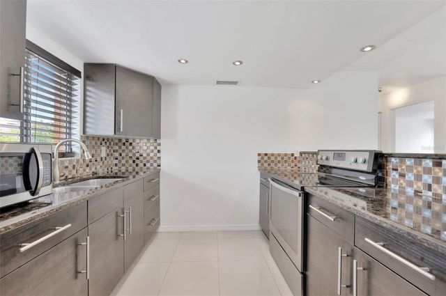 592 100TH AVENUE N 201, St Petersburg, FL 33702