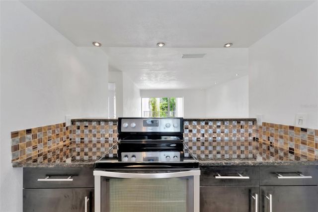 592 100TH AVENUE N 201, St Petersburg, FL 33702