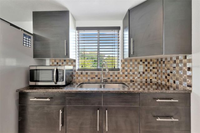 592 100TH AVENUE N 201, St Petersburg, FL 33702
