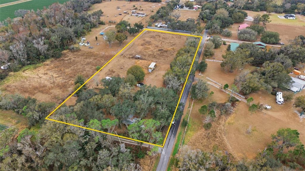 Image 11 of property listing at 1823 WELCOME ROAD, Lithia, FL 33547