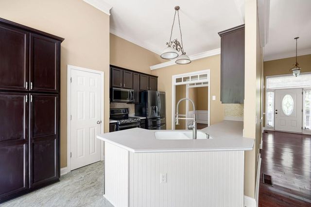 13 Centerport Drive, White, GA 30184
