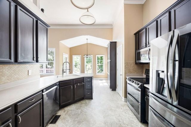 13 Centerport Drive, White, GA 30184