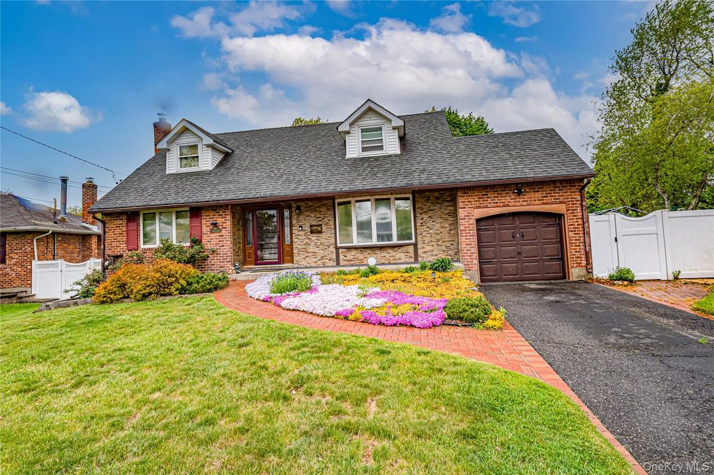 14 Grover Lane, East Northport, NY 11731