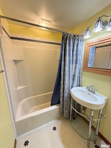 617 EUREKA Avenue, Eureka, IL 61530