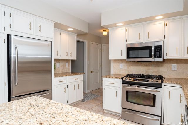 6601 N CEDARBROOK Lane, Peoria, IL 61614