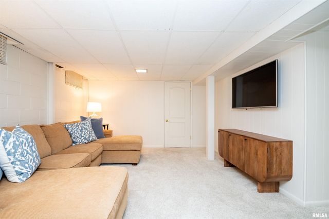 6601 N CEDARBROOK Lane, Peoria, IL 61614
