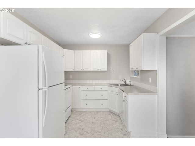 8705 Se PARDEE St, Portland, OR 97266