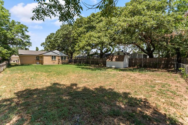 908 W Inwood Drive, Arlington, TX 76013