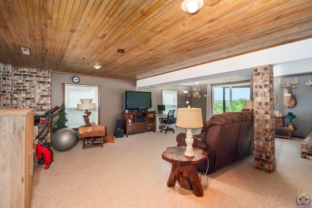 212 E Sunflower Blvd, Ozawkie, KS 66070