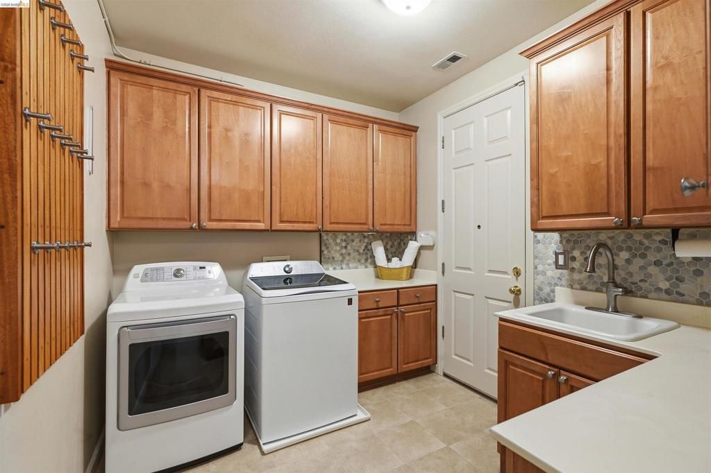Image 31 of property listing at 5048 Botting Ct, Antioch, CA 94531