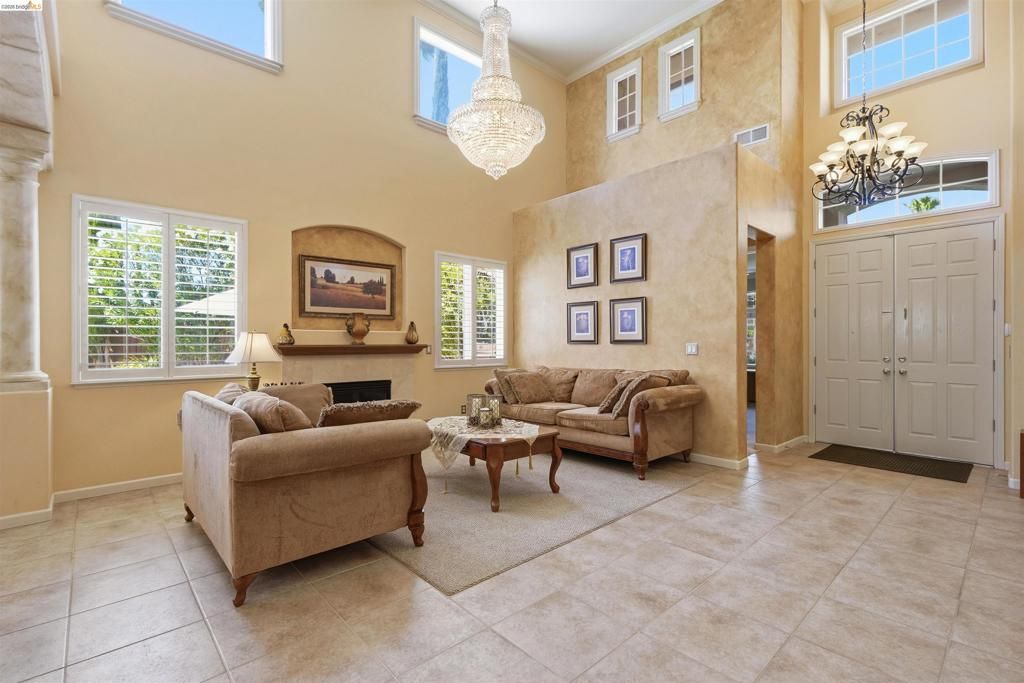 Image 6 of property listing at 5048 Botting Ct, Antioch, CA 94531
