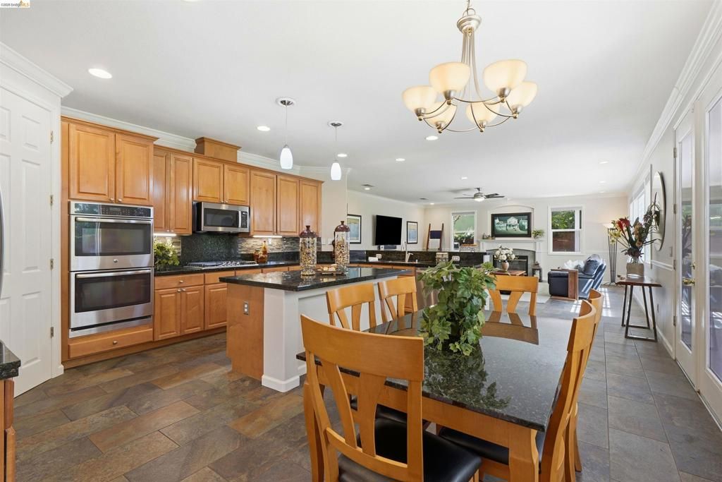 Image 9 of property listing at 5048 Botting Ct, Antioch, CA 94531