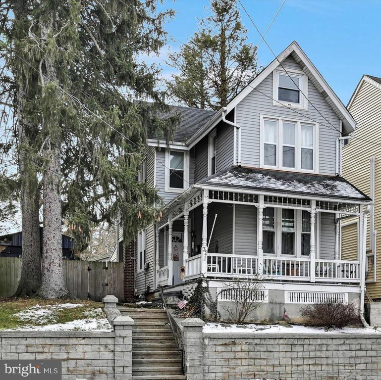 32 W PENN AVE, Wernersville, PA 19565