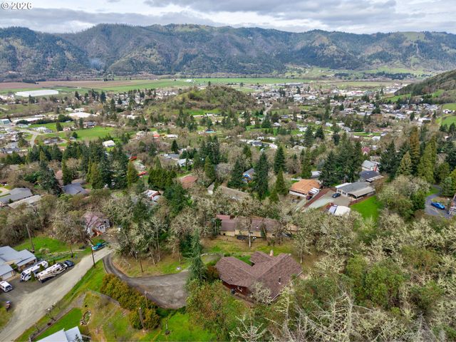 755 PLIN St, Myrtle Creek, OR 97457