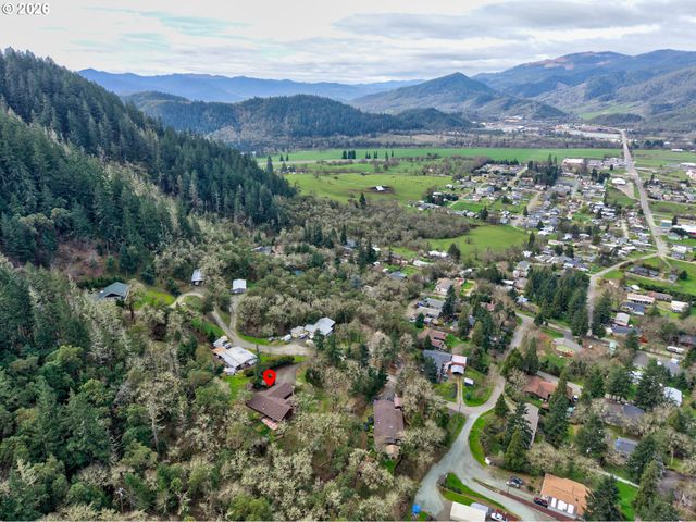 755 PLIN St, Myrtle Creek, OR 97457