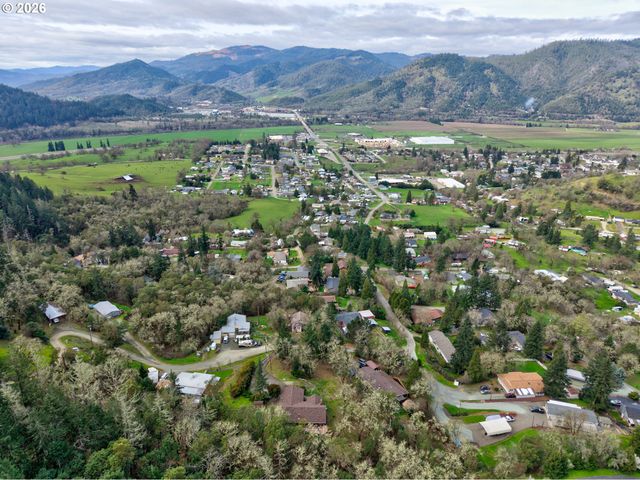 755 PLIN St, Myrtle Creek, OR 97457