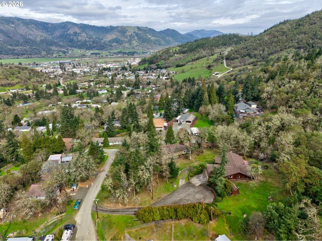 755 PLIN St, Myrtle Creek, OR 97457